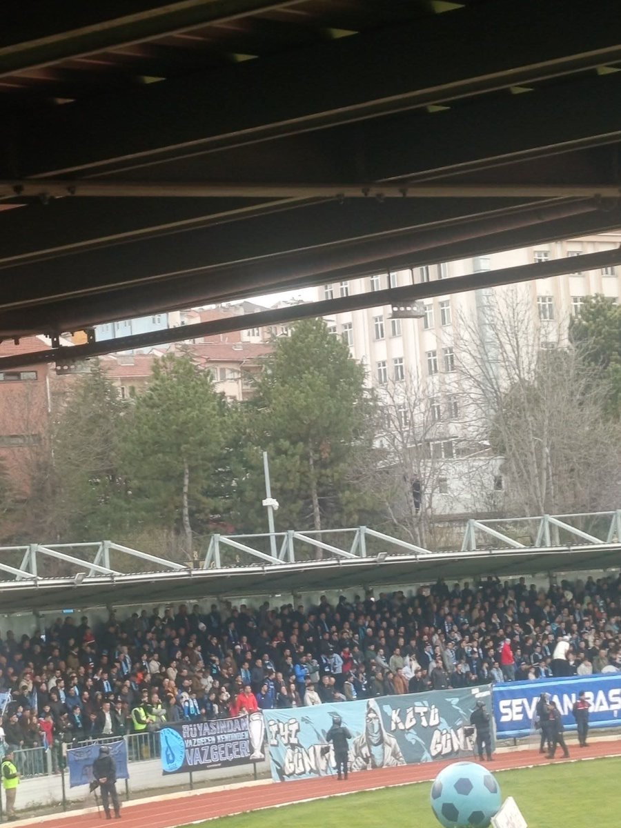 HannibalL43's tweet photo. Ağaç da maçı izleyen arkadaş..Param olsa sana kombine almak isterdim..,🩵💙 https://t.co/m5mVitxbgh
