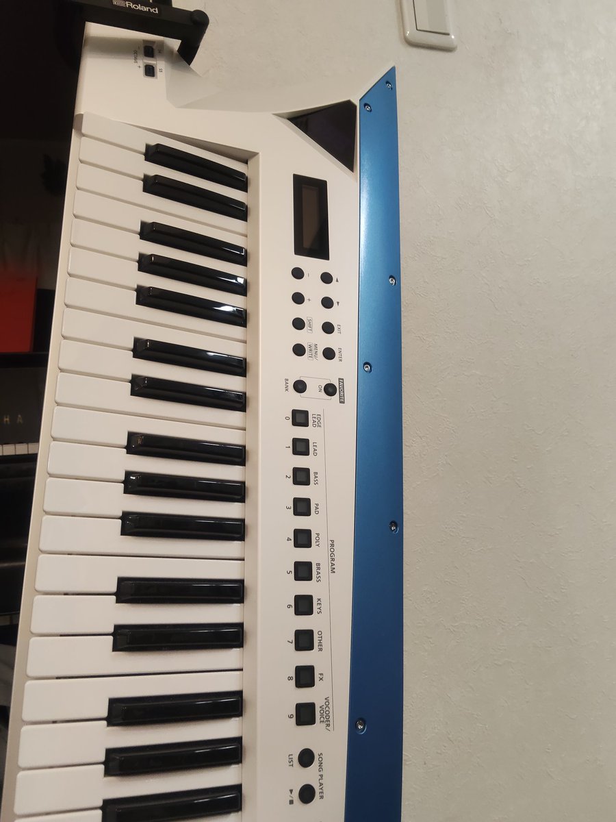 mc6s9mImz9lLKhg's tweet image. あおい君の🆕キーター、Roland AX-Edge
ブレードの部分をメタリックブルーに塗装&amp;amp;覗きネコ貼付け
ようやくあおい君仕様に😸
#Roland
#ローランド
#あおたく
#あおい君の新しい武器