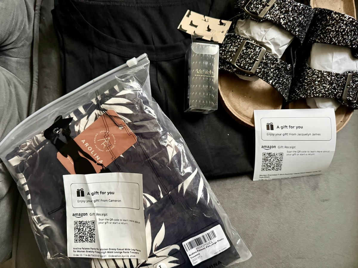 MelC930's tweet image. The sweetest surprise 🖤🖤🖤🖤🖤 

I added some stuff to my ✨Wishes ✨ list and some goodies showed up 🖤🖤🖤🖤

Thank you SOOOO much Jackie for the shirt, hair ties and sparkly sandals 🖤🖤
Thanks Cam for the pants 🖤🖤 

So thankful 🥹 

#grateful
#Wishes