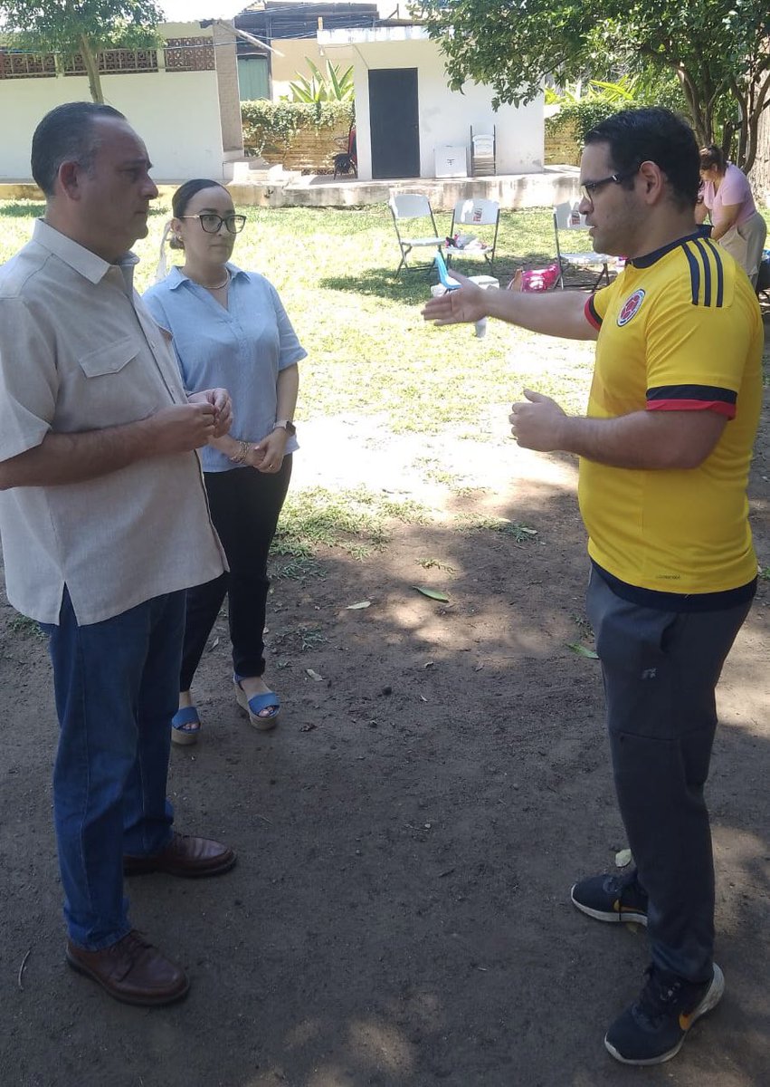 tsj_tabasco's tweet photo. El magistrado presidente del Tribunal Superior de Justicia del Estado de Tabasco (TSJ), Carlos Efrain Reséndez Bocanegra, realizó este domingo una visita al Centro Estatal de Convivencia Familiar del Poder Judicial, ubicado en la colonia Tamulté, con el objetivo de supervisar el desarrollo de las actividades de convivencia y la atención brindada a las familias usuarias.

Durante su recorrido, observó de manera directa la interacción entre madres, padres, hijas e hijos en los espacios destinados para la convivencia, verificando que se lleve a cabo en un ambiente seguro, ordenado y propicio para el fortalecimiento de los lazos familiares.

Asimismo, dialogó con el personal del centro para constatar la calidad del servicio que se ofrece.

De igual forma, el magistrado presidente escuchó de manera cercana las dudas, comentarios y sugerencias de las y los usuarios, reafirmando la importancia de mantener un trato humano, sensible y accesible. Con estas acciones, el Poder Judicial fortalece su compromiso de garantizar instalaciones adecuadas y servicios de calidad que respondan a las necesidades de la ciudadanía.
