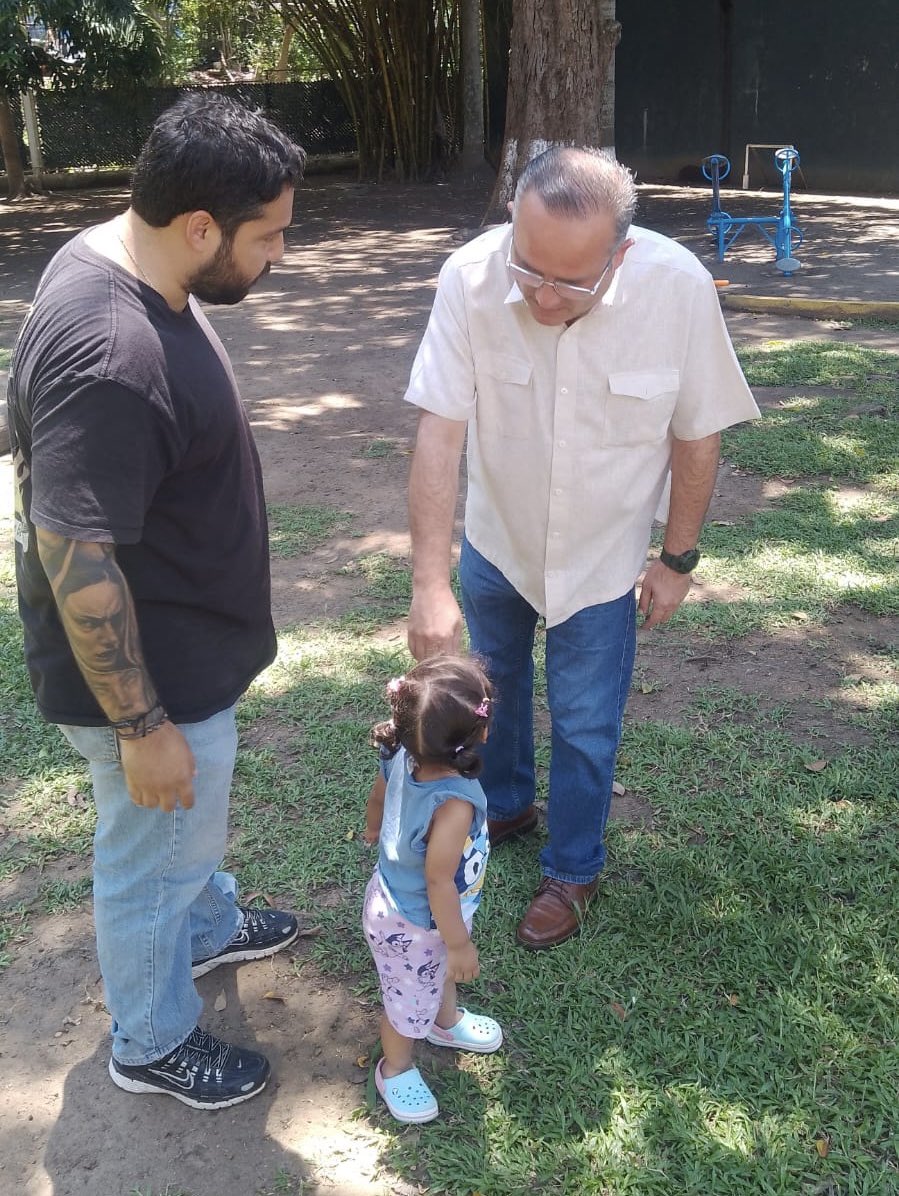 tsj_tabasco's tweet photo. El magistrado presidente del Tribunal Superior de Justicia del Estado de Tabasco (TSJ), Carlos Efrain Reséndez Bocanegra, realizó este domingo una visita al Centro Estatal de Convivencia Familiar del Poder Judicial, ubicado en la colonia Tamulté, con el objetivo de supervisar el desarrollo de las actividades de convivencia y la atención brindada a las familias usuarias.

Durante su recorrido, observó de manera directa la interacción entre madres, padres, hijas e hijos en los espacios destinados para la convivencia, verificando que se lleve a cabo en un ambiente seguro, ordenado y propicio para el fortalecimiento de los lazos familiares.

Asimismo, dialogó con el personal del centro para constatar la calidad del servicio que se ofrece.

De igual forma, el magistrado presidente escuchó de manera cercana las dudas, comentarios y sugerencias de las y los usuarios, reafirmando la importancia de mantener un trato humano, sensible y accesible. Con estas acciones, el Poder Judicial fortalece su compromiso de garantizar instalaciones adecuadas y servicios de calidad que respondan a las necesidades de la ciudadanía.