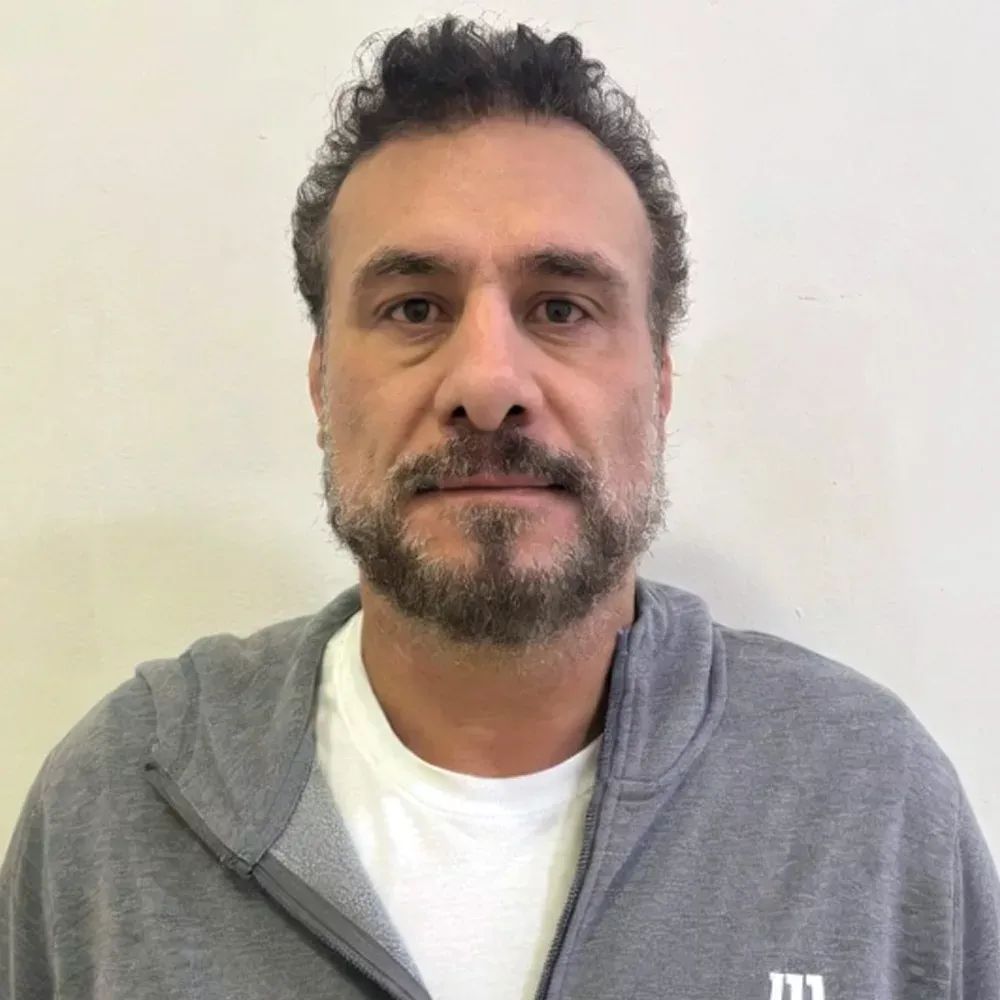 2 violentadores de mujeres
Viéndose fijamente