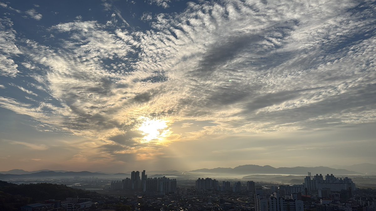 좋은아침입니다👐
오늘도 어김없이 월요일 아침은 찾아왔네요.
하늘이 눈이부시게 아름답네요😎
월요일인만큼 마음의 여유를 갖고 하루를 시작하는거 다들 아시죠?
하늘도 한번 보고, 길가에 핀 꽃들도 쳐다보며 봄을 맘끽하시길 바래요🌺🌼