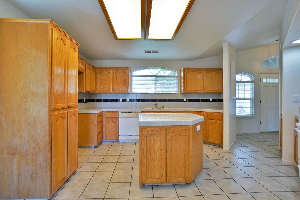 DebraWhiteTeam's tweet image. 950 Geneva Drive !This 3 bed, 2 bath beauty offers a flexible floor plan for any lifestyle. Two-car garage and indoor laundry! Quick access to schools, shops, and highways. Unlock all the details:debrawhiteteam.com/d8re6312  #HomeGoals #LemooreRealEstate #MoveInReady