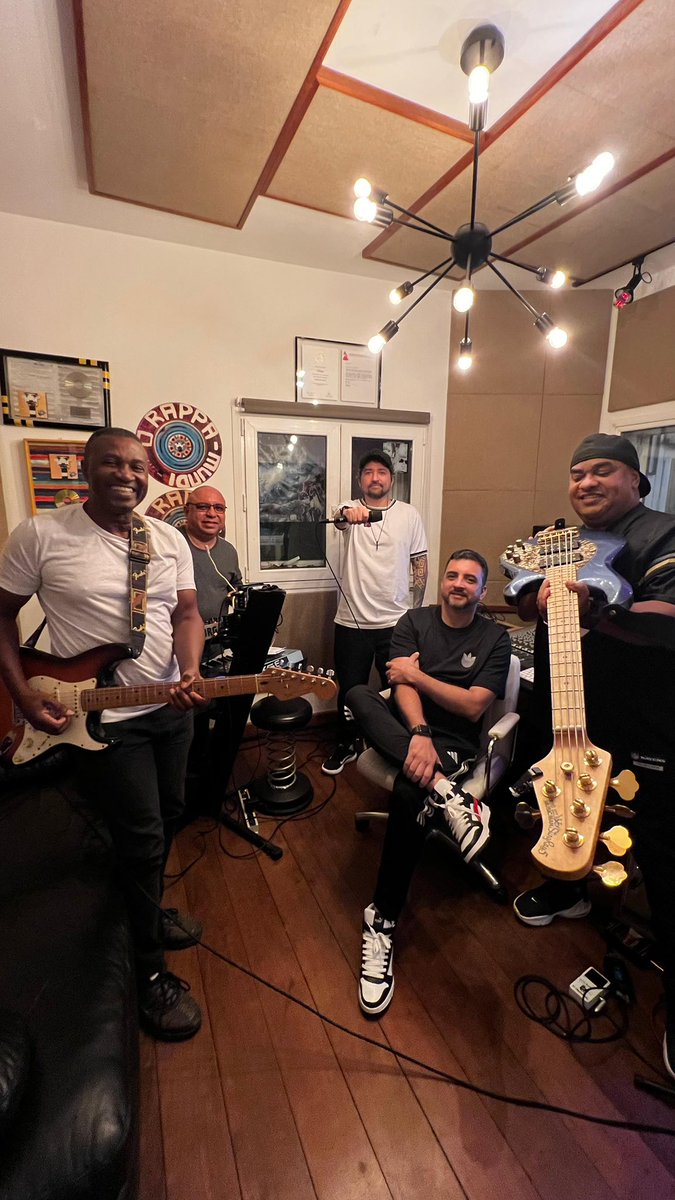 cinix's tweet photo. O groove rolou no Mens Studio. Gravação da música Malandro, single novo que pretendo lançar em breve.

Só monstro! Ôh sorte 🍀 https://t.co/5clk04QJa3
