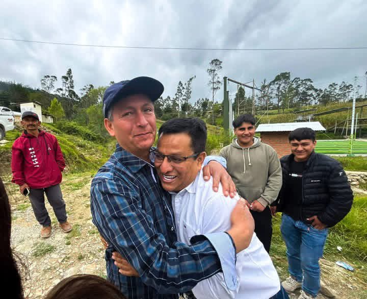 cvasquezsanchez's tweet photo. Caminar por las calles de #Chota, hoy domingo, día de las elecciones, y recibir el cariño de nuestra gente, me llena de gratitud y compromiso sinceros.

¡Viva #Cajamarca! ¡Viva el #Perú!🇵🇪 https://t.co/30tRRxRxwu