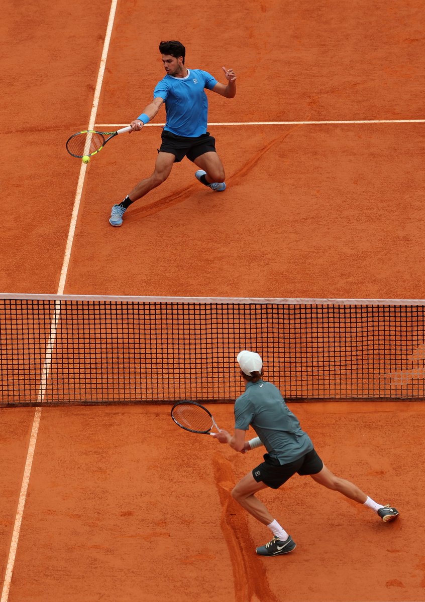 RioOpenOficial's tweet photo. Um duelo que não cansamos de ver! 🇮🇹🇪🇸🔥

Jannik Sinner e Carlos Alcaraz se enfrentaram mais uma vez, agora na final de Monte Carlo, com o italiano levando a melhor e recuperando a posição de número 1 do mundo. 

📸: Julian Finney/Getty Images https://t.co/PkLi7L7lWf