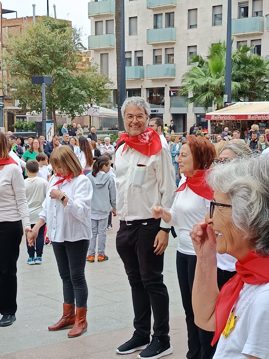 EliseuEsterlich's tweet photo. Hem celebrat la 40a trobada de cursos de sardanes a #LHospitalet. 

És fantàstic que la sardana està ben viva a la nostra ciutat.

I a mi em fa molta il•lusió ballar amb la colla del Casino del Centre! https://t.co/vNvaFmyAk3