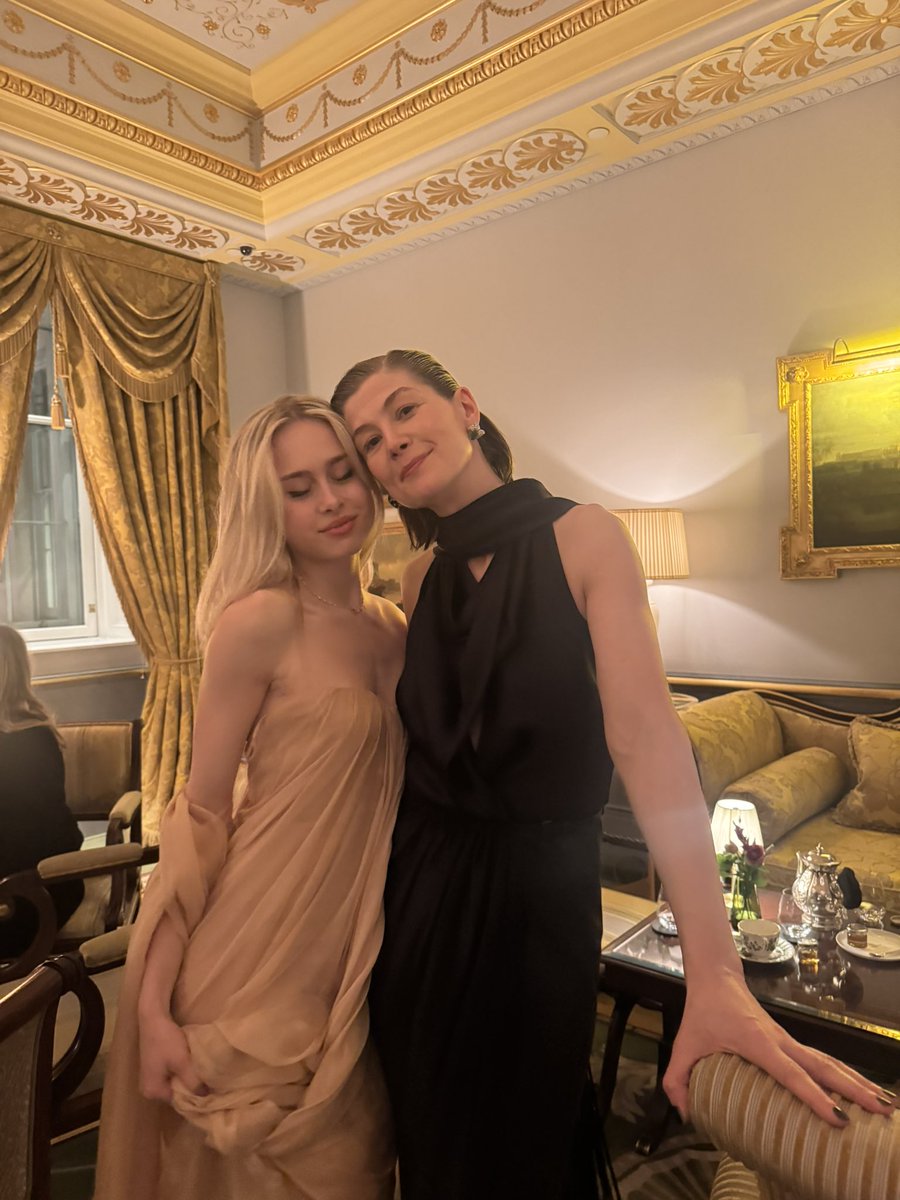 erin lecount tweet media