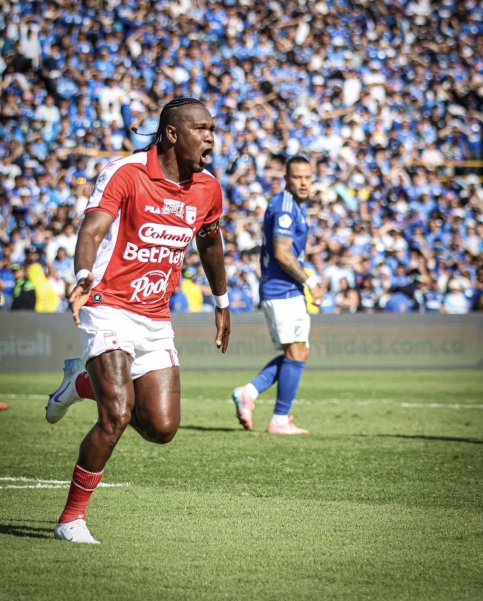 Rodallega decidió volver al FPC con 38 años, tres años después ya suma 66 goles con Santa Fe y así como quedó campeón primero tuvo que estar en campañas muy difíciles como ahora y nunca abandonó al equipo.
Hoy con casi 41, sigue siendo el goleador y el hombre de los partidos