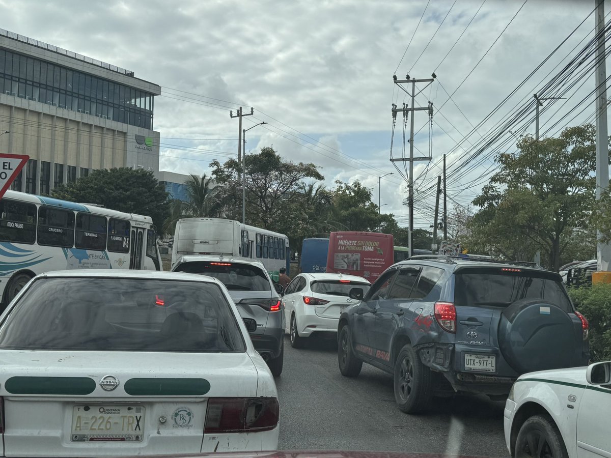 CeciSolisQR's tweet image. Horrible, terrible la vialidad en #Av Tulum de #Plaza #LasAmericas #Cancun ni una autoridad acude a meter orden !
