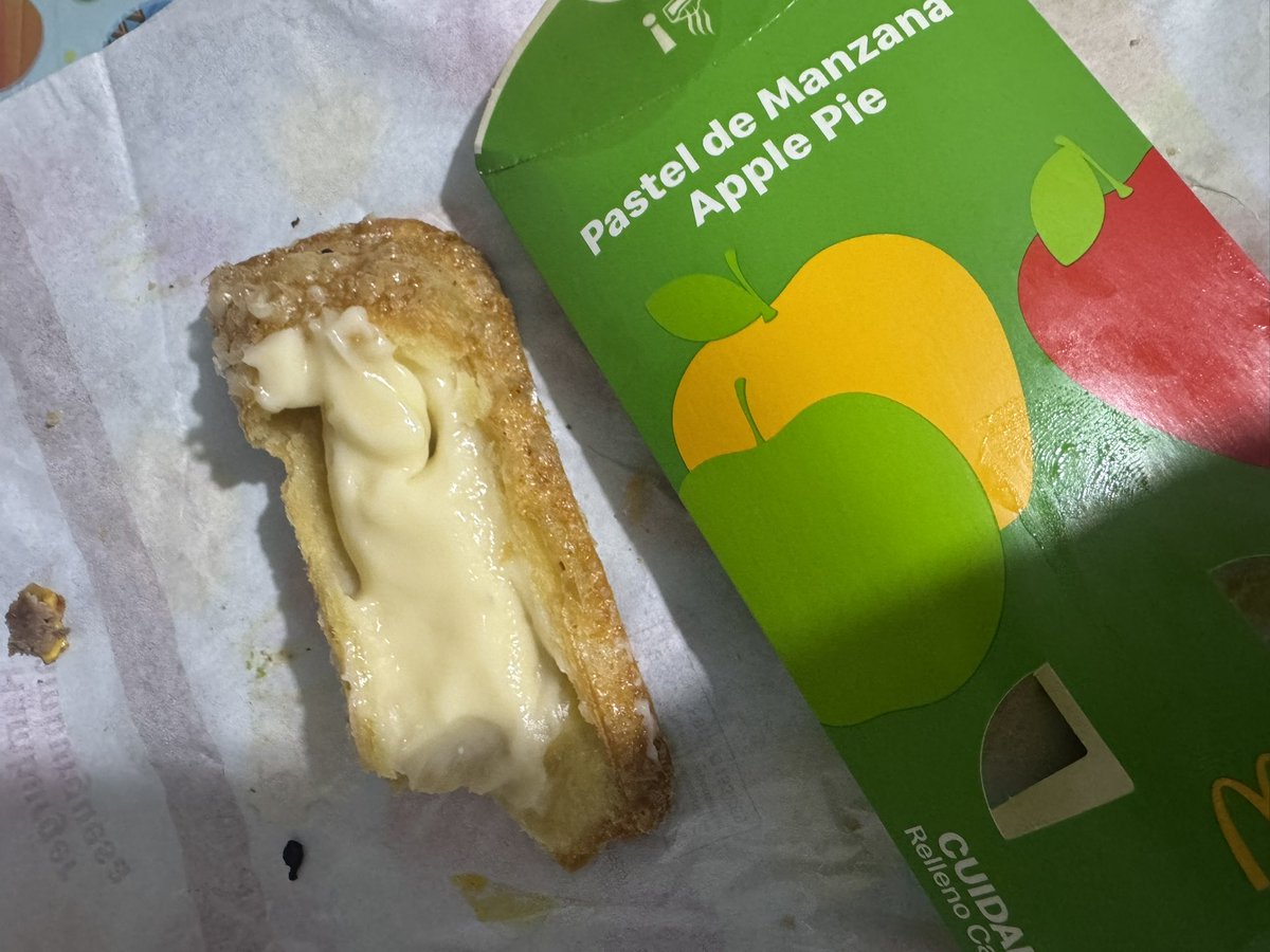 lexo51's tweet photo. @McDonaldsMexico en la sucursal de Garza Sada mty, hacen lo que quieren en los pedidos. Pedimos una Mcpollo y dieron de carne, pedimos un pay de manzana y no dieron de queso https://t.co/Wxizi6niCs