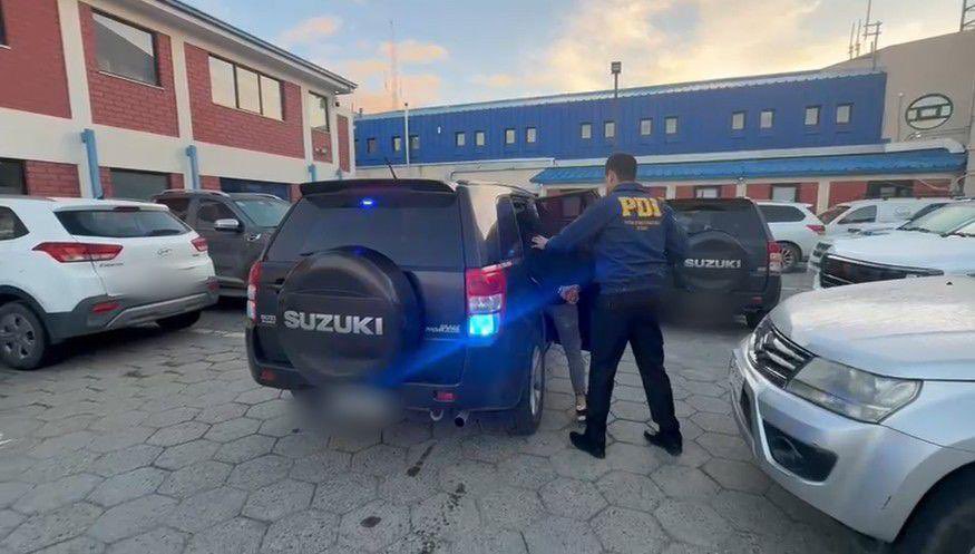 PDI_Magallanes's tweet photo. ⭕️ PDI detuvo a un sujeto en Punta Arenas por homicidio frustrado, disparos injustificados y porte ilegal de arma de fuego

Detectives de la BICRIM #PuntaArenas, en coordinación con la Fiscalía, detuvieron al presunto autor de disparos contra dos personas en el sector sur de la ciudad. Uno de los tiros impactó el vehículo de una de las víctimas. Además, se incautó un arma de fabricación argentina ingresada ilegalmente al país.