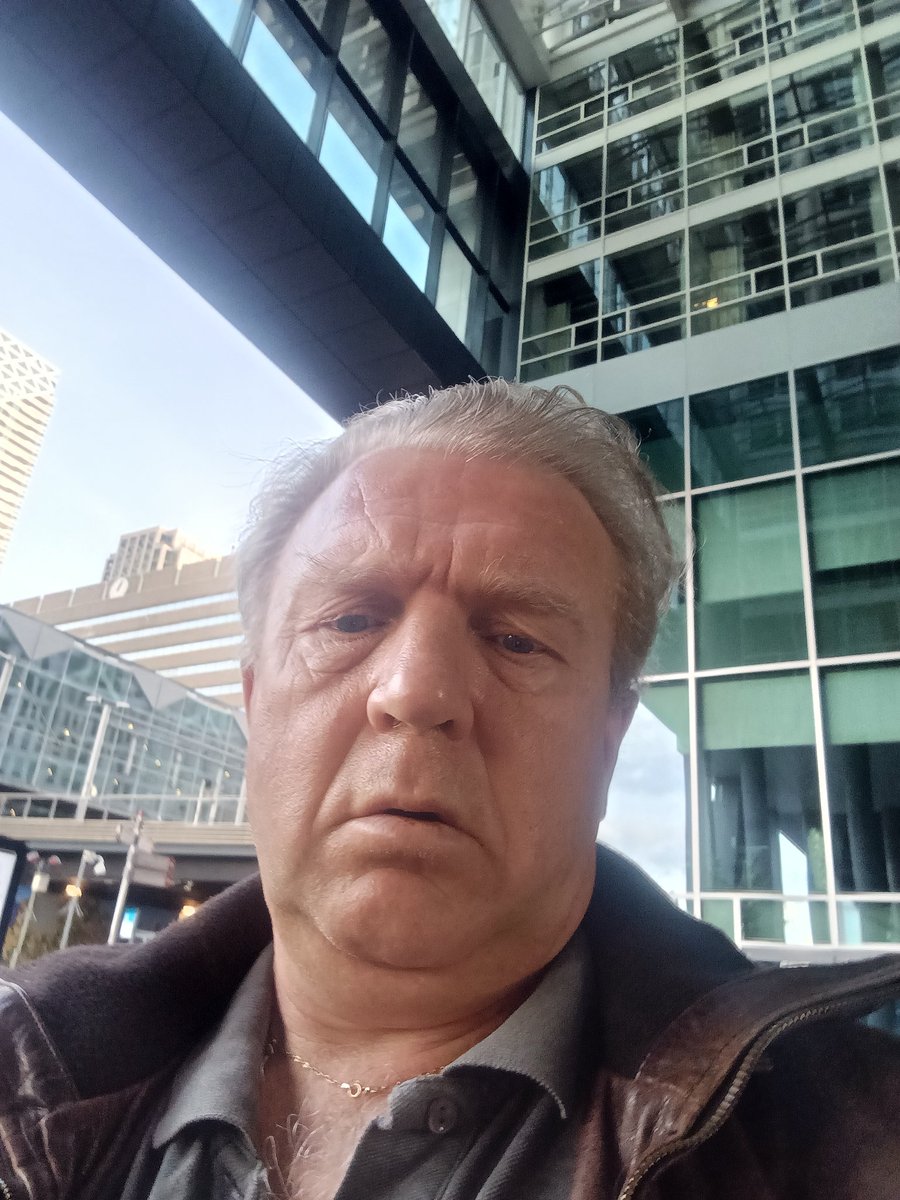 Hallo okay!!!den haag vandaag!!!alles goed!!!door omstandigheden!!!daaaaaag!!!goed leven aan vrienden!!!