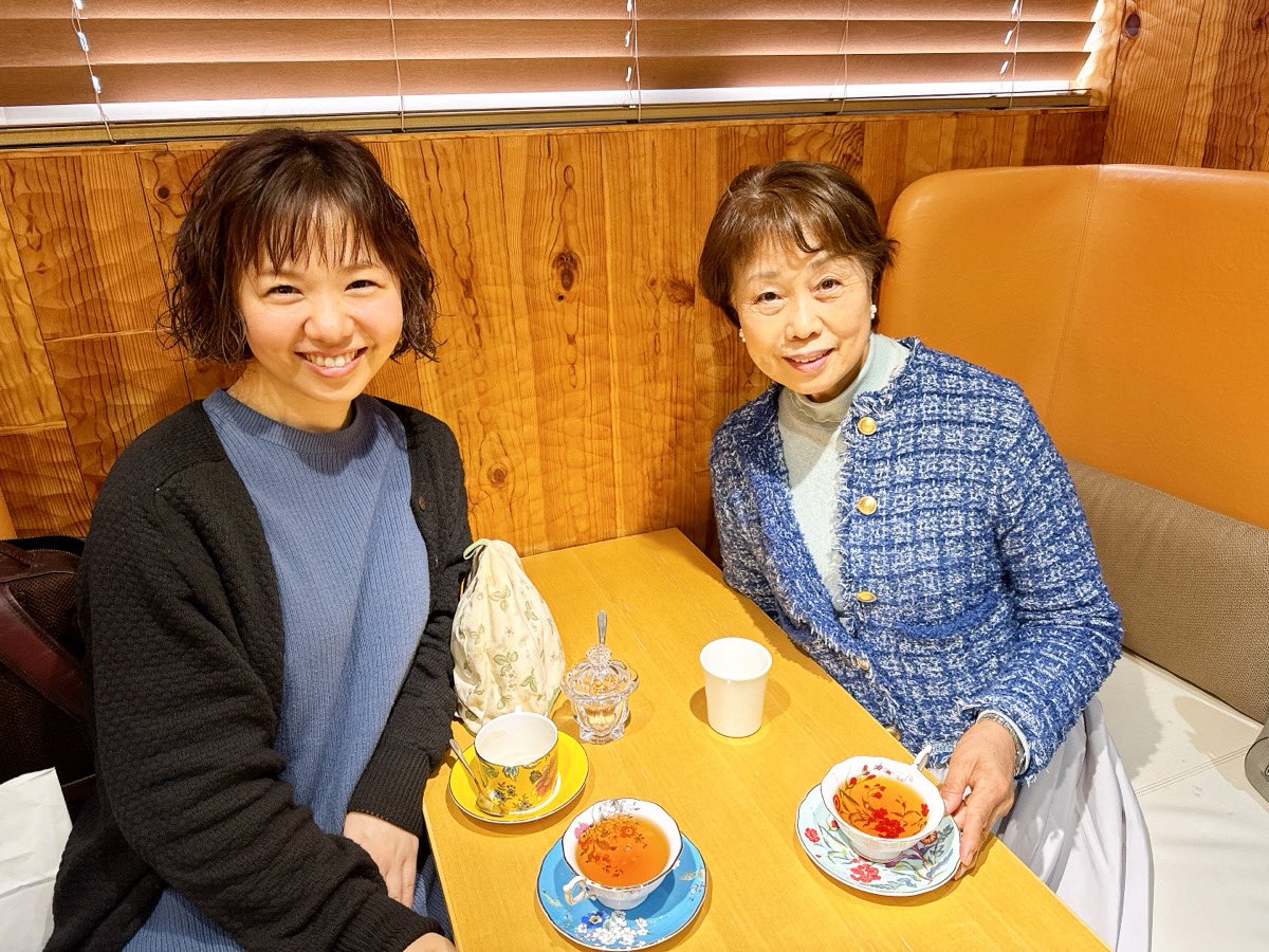 Tico_uniwa's tweet photo. 「あなたの人生をかけてくれてありがとう」

今年、新しく生まれた
映画「美味しいごはん」をご覧になった
まさ子さんから枚方での上映会以来、
白金ゆにわにて会って早々
お声かけいただいた言葉。

映画を観て感じたことだと
熱い気持ちとともに
おっしゃってくださっていました。

・・・

自分から公に向かって
言ったことはないけれど
でも、ありがたいことに
伝わる人には伝わるんだと
改めて感じさせていただきました。

そして、
自身の活動が20年経つ今年は
あえて言葉にしようかなと
思うことが結構あって。

追い風のように自分の意思を超えて
去年からは講演会が増えているのは
そのせいなのかなぁとも。

それまでは、
若すぎて、今自分がストレートに言うと
意に反して誰かを傷つけるかもしれないな
というところと

今の自分だからこそ伝え、残していこう、

の二面があって諦めずに活動をしてきました。

根底には反骨精神があり逆境に対しても
「自分のやるべきことを黙ってやる」ということも。

とはいえ、目の前にいる人、
お店に来てくださる方、講座生には
めっちゃ関西弁でストレートに
言っているけれどね。☺️

とくにSNSはいろんな人がいて
誰への言葉になるかわからないからね。

（でもめちゃくちゃ温かく見てくださっている方が
いるのも事実で、ありがたく感じています。
ありがとうございます🤍）

＊＊＊

わたしは人生をかけて
この日々を生きている。

それは間違いないこと。

＊＊＊

さて、5月5日の
暮らしレボリューション、
略して「暮らレボ」。
トークイベント・講演会です。

また開催してほしい！という企画の新たな第二弾。

今回は第一部で、
木村まさ子さんとの対談をわたしは控えています。
先日は、その打ち合わせでした🥰
盛り上がりすぎて話が尽きず・・！
ぎゅっと凝縮してお届けしたい。

第二部は、ポラリス診療所の亀井順子先生と
むすび大学の川嶋政輝さん

第三部は、神道研究家の羽賀ヒカルさん、
メンタルコーチの西野ゆきひろさん、そしてわたしも。

77歳である、今のまさ子さんのパワフルさ、快活さ、
チャーミングさ・・・
リアルでお会いしてそのパワーを浴びてほしいですね。

「自分の人生を生きる」ということがどういうことか
論より証拠、会場でわかります。わたしもご一緒して
食と言葉について、深めていけたらと楽しみにしています。

また、第二部の亀井先生は現役医師であり、
同じ師を持つ同志、そして大先輩です。
この20年、止まることなく
ゆにわの料理、これからの食について
一緒に研究、調理しています。
長くなるのでまた亀井先生とのことは
書けたらと思います😌

会場でお会いしましょう☺️

5月5日（火・祝）暮らしレボリューション/大阪枚方
https://t.co/X4BC7jssCj
