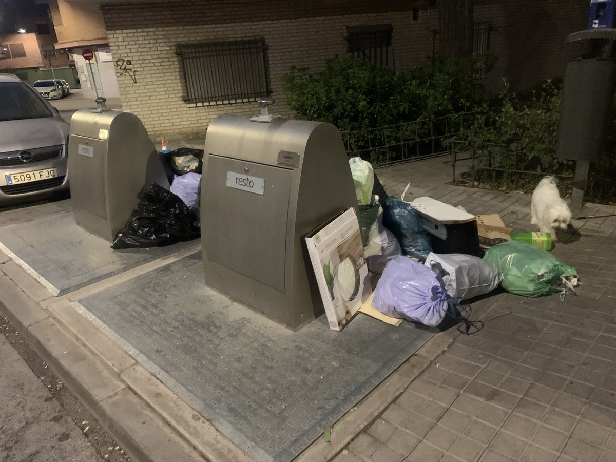 Carlos323656's tweet photo. Como cada domingo y por no decir dia si dia no, vista de la Avda Pocito de las Nieves 10 de Las Rozas. El Ayuntamiento que hace ? Más allá de poner camioncito a limpiar (y animar a dejar basura fuera) NADA DE NADA. Ni un letrero para los CERDOS INCÍVICOS https://t.co/AsTaK0BqgT