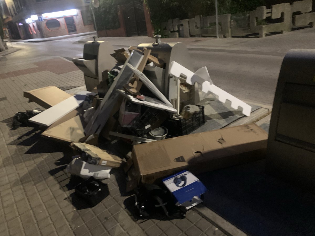 Carlos323656's tweet photo. Como cada domingo y por no decir dia si dia no, vista de la Avda Pocito de las Nieves 10 de Las Rozas. El Ayuntamiento que hace ? Más allá de poner camioncito a limpiar (y animar a dejar basura fuera) NADA DE NADA. Ni un letrero para los CERDOS INCÍVICOS https://t.co/AsTaK0BqgT