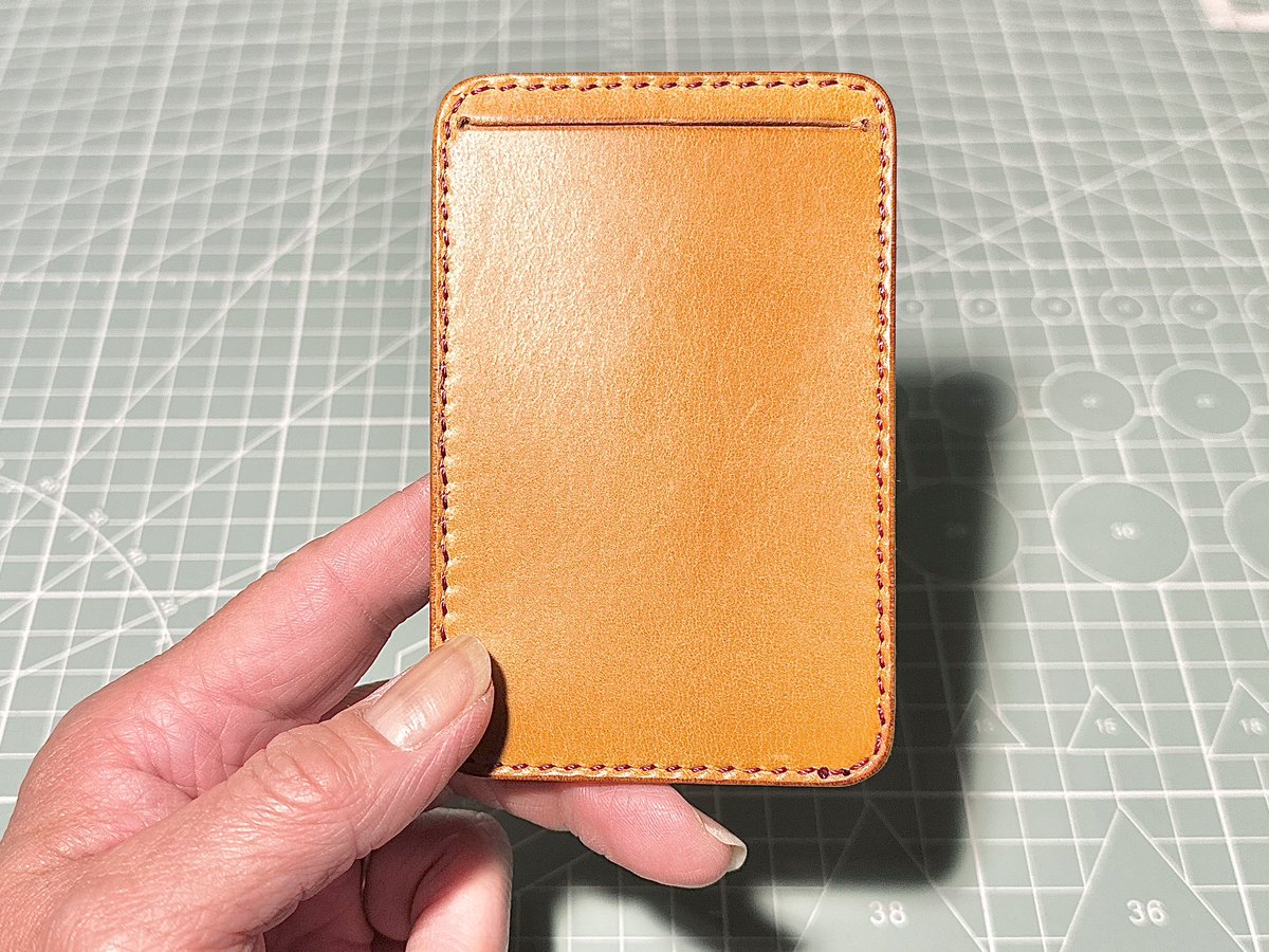 yutaro0310's tweet image. 皆さん、おはようございます😊
週末は娘👧🏻からのリクエストで、前回の
スマホケースに続き、趣味のレザークラフトで、身分証入れを作りました😆👍🏻✨
いい感じに仕上がったと思います😊
#レザークラフト #leathercraft #革