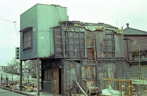 バラック【barracks】(1)間に合わせに建てる、粗末な家屋。仮小屋。「焼け跡にバラックが立ち並ぶ」(2)軍隊が宿営するための細長い兵舎。営舎。