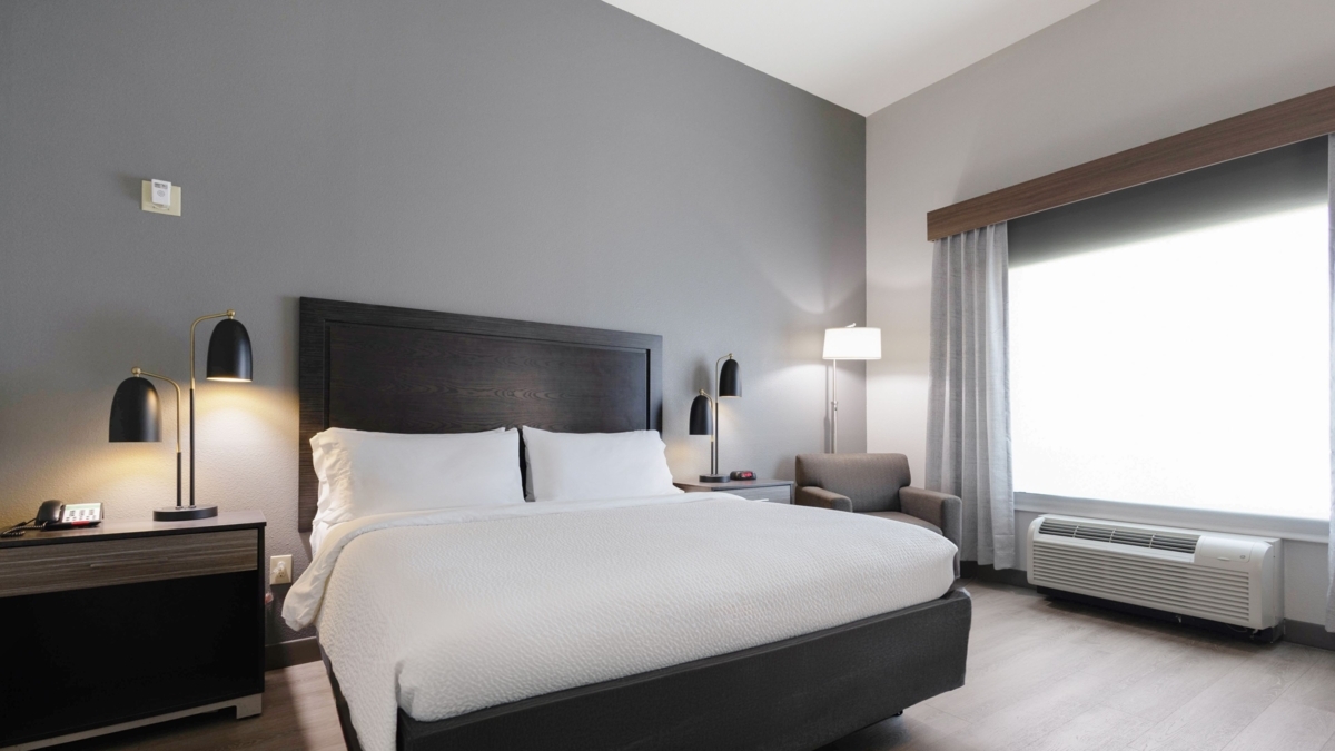HolidayTxkConvC's tweet image. Stretch out and settle in with our #spacious king bed rooms. 🛏️✨ Designed for comfort and relaxation, it’s the perfect space to recharge after a busy day or unwind on a getaway. Book a stay with us and enjoy a restful night from start to finish! bit.ly/2IQYSg9