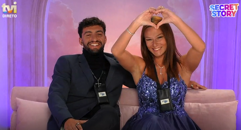 o publico completamente ao rubro, a irmã da eva a aplaudir, a mãe do tiago com um sorrisao a aplaudir, mds EMOCIONA #sstvi