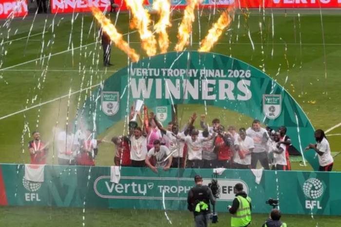 HattersNews's tweet image. 🏆 Luton 3 Stockport 1: Wells at the double as Town win Vertu Trophy:
Nahki Wells bagged a @WembleyStadium brace as #Luton came from behind to win the @VertuTrophy.
▶️ HattersNews.co.uk/LTFC.php?ID=23…