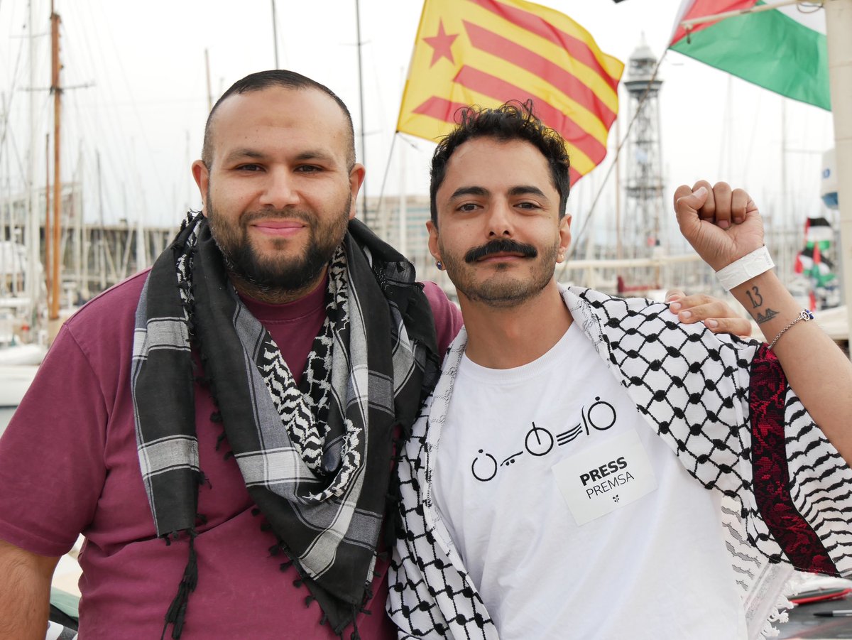 AnasseKazib's tweet photo. Je viens de rentrer sur Paris, un week-end plein d’émotions, de rencontres et d’échanges sur la situation en Palestine, au Liban et en Iran. Beaucoup ont découvert à travers mes prises de parole, le niveau de répression dingue en France, qui n’existe pas de cette ampleur ailleurs, sauf dans certains pays. Les gens étaient par exemple choqués d’apprendre la condamnation d’Olivia Zemor, n’imaginant pas que la France serait capable de condamner une femme juive de 75 ans à 24 mois de prison avec sursis pour son soutien à la Palestine. 

Il est plus qu’important de soutenir la flottille qui s’élance vers Gaza, mais plus que cela il faut se mobiliser pour la Palestine, le Liban et contre les guerres impérialistes ! 

Ils nous donnent une leçon de courage et de détermination, que la puissance n’est pas spécialement militaire, mais politique et dans la construction d’un rapport de force solide. 

S’ils prennent la mer pour dénoncer le blocus, c’est aussi car la bureaucratie syndicale dans son ensemble, continue de regarder ailleurs, pendant que les gouvernements eux sont coordonnés avec Israël, ils financent le génocide et nous répriment ailleurs pour ne pas le contester. 

À l’image des dockers de Gênes, plus que jamais nous devons chercher à construire un grand mouvement par en bas des travailleurs et de la jeunesse, contre ce monde de massacres. 

Force à eux, ainsi qu’à mes 3 camarades du CRP qui ont embarqué, Léandro, Iara et Mariona. 

Tahya Falestine 🇵🇸