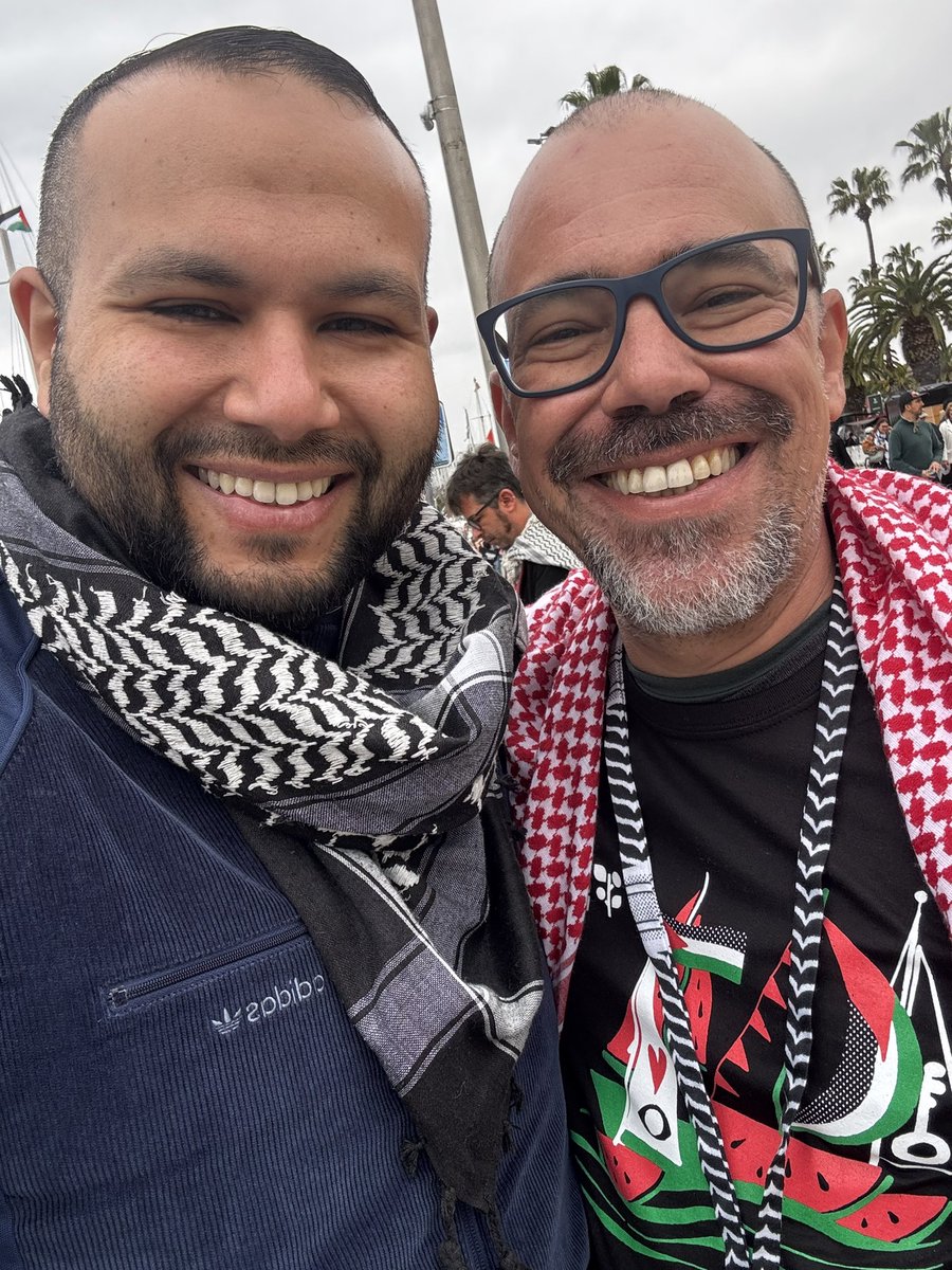 AnasseKazib's tweet photo. Je viens de rentrer sur Paris, un week-end plein d’émotions, de rencontres et d’échanges sur la situation en Palestine, au Liban et en Iran. Beaucoup ont découvert à travers mes prises de parole, le niveau de répression dingue en France, qui n’existe pas de cette ampleur ailleurs, sauf dans certains pays. Les gens étaient par exemple choqués d’apprendre la condamnation d’Olivia Zemor, n’imaginant pas que la France serait capable de condamner une femme juive de 75 ans à 24 mois de prison avec sursis pour son soutien à la Palestine. 

Il est plus qu’important de soutenir la flottille qui s’élance vers Gaza, mais plus que cela il faut se mobiliser pour la Palestine, le Liban et contre les guerres impérialistes ! 

Ils nous donnent une leçon de courage et de détermination, que la puissance n’est pas spécialement militaire, mais politique et dans la construction d’un rapport de force solide. 

S’ils prennent la mer pour dénoncer le blocus, c’est aussi car la bureaucratie syndicale dans son ensemble, continue de regarder ailleurs, pendant que les gouvernements eux sont coordonnés avec Israël, ils financent le génocide et nous répriment ailleurs pour ne pas le contester. 

À l’image des dockers de Gênes, plus que jamais nous devons chercher à construire un grand mouvement par en bas des travailleurs et de la jeunesse, contre ce monde de massacres. 

Force à eux, ainsi qu’à mes 3 camarades du CRP qui ont embarqué, Léandro, Iara et Mariona. 

Tahya Falestine 🇵🇸