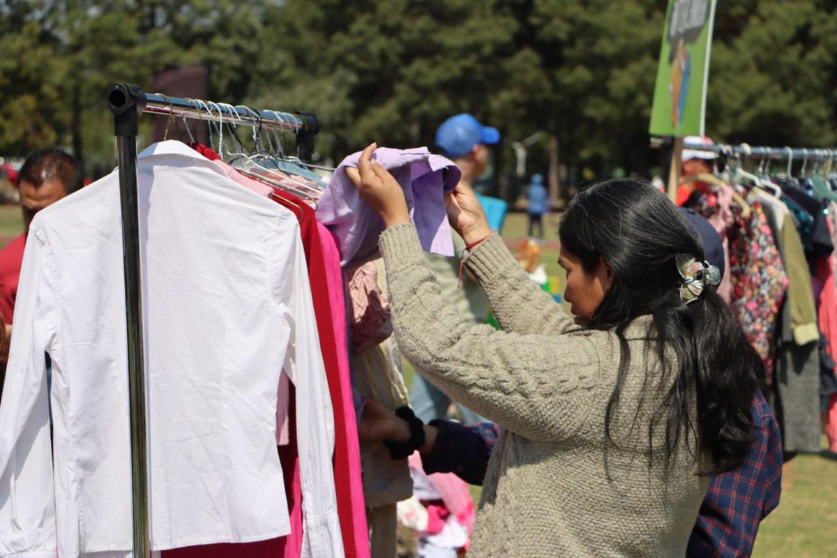 alhely_arronis's tweet photo. Gracias a las y los más de 2,000 mexiquenses que participaron en nuestro #TruequeVerde; su asistencia refleja el compromiso de una sociedad que apuesta por el reúso, el consumo responsable y el cuidado de nuestro planeta. 🌎♻️
#ElPoderDeServir https://t.co/1snRpMKJFC