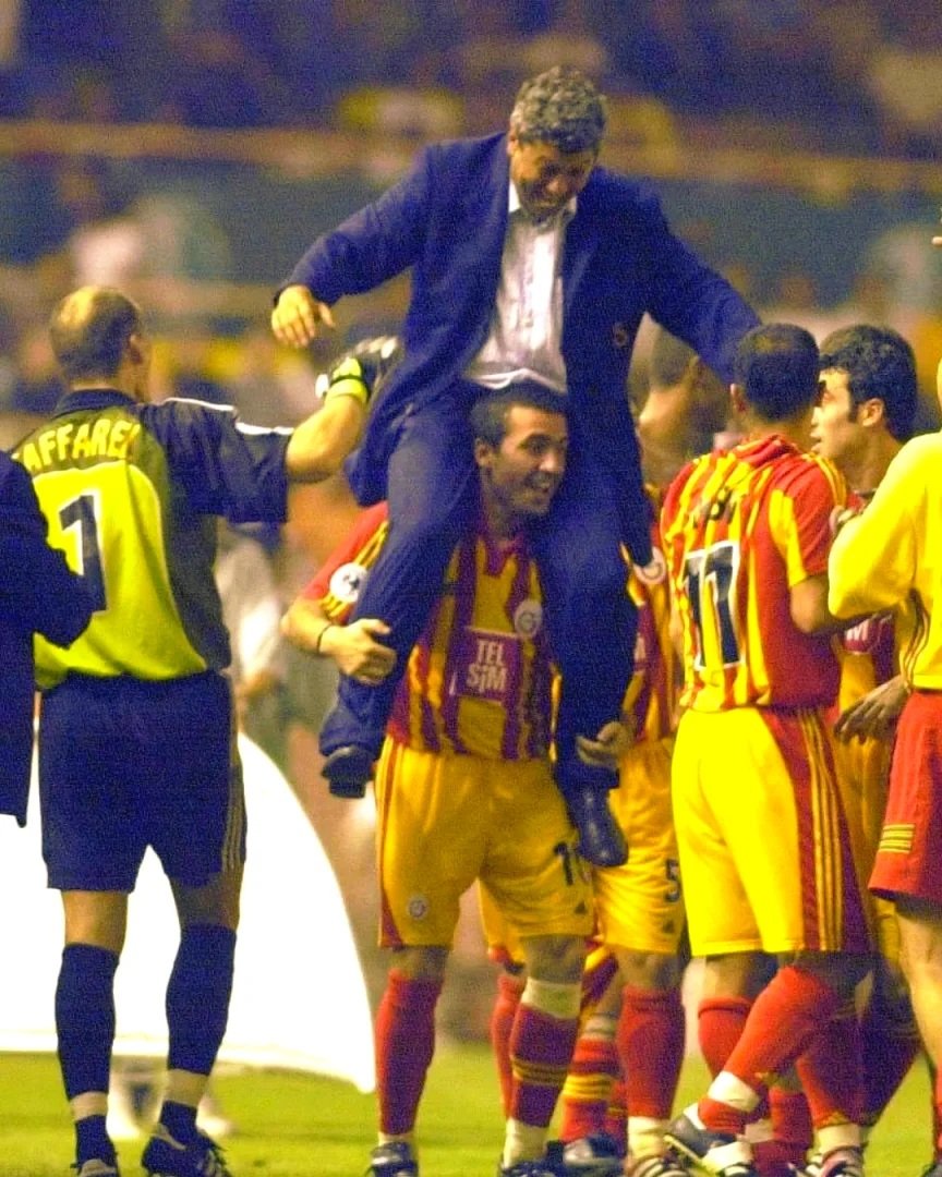 📸 Süper Kupa zaferi sonrası Gheorghe Hagi tarafından omuzlara alınan Mircea Lucescu