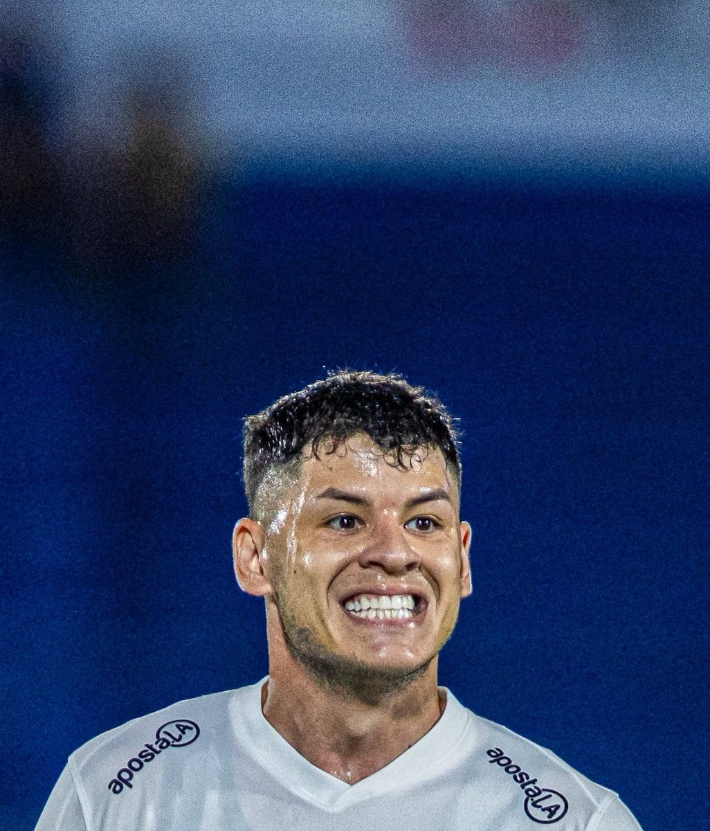 En su momento se debatía quién fue el mejor refuerzo del fútbol paraguayo:

¿Vegetti en Cerro?
¿Sánchez en Olimpia?

Hoy se terminó el debate.
El Cachorro está a otro nivel, 10 escalones por encima de cualquiera.

Y sí, el mejor refuerzo del año lo trajo Olimpia. 😮‍💨