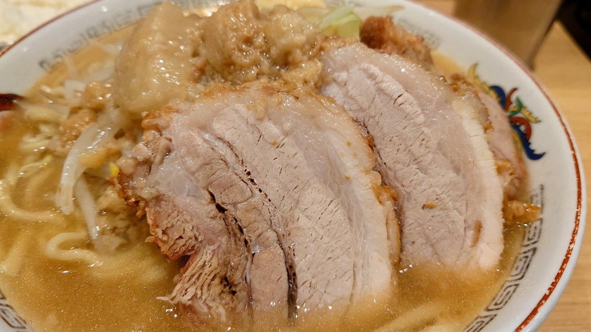 syunchi5's tweet photo. 神奈川県は厚木にあります「豚山 本厚木店」さんに行ってきました。初訪問。豚山行ってみたかったんですよね～今回は大ラーメンに豚１枚に肉あぶらを追加で。ニンニク、野菜少な目、アブラマシマシ、カラメで注文。豚はブルンブルンで柔らかご飯によく合います。スープも美味しくいただきました(#^^#) https://t.co/6FRPXJmVU7
