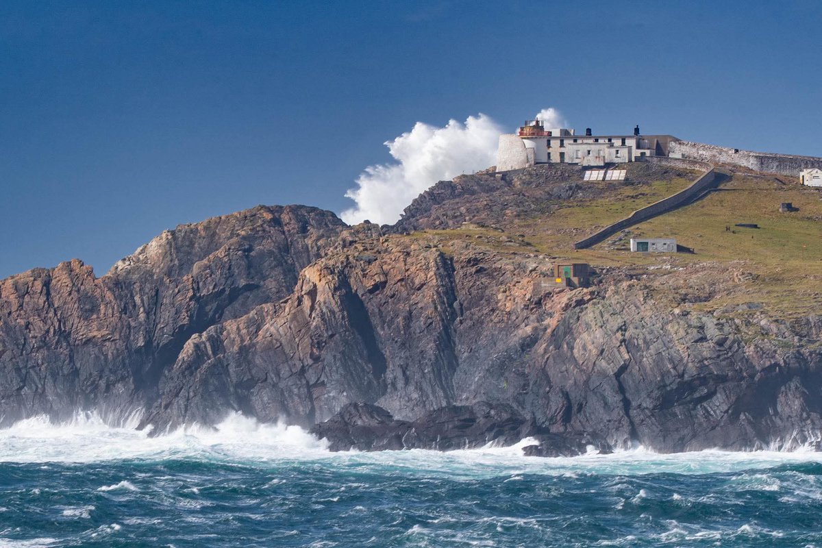 ThisIsIreland3's tweet image. 📍Eagle Island (just off the coast of Mayo) last Thursday. As the island’s height is about 45 metres the wave at the other side is splashing up to heights of 50 meters!! The power of the Atlantic 🌊

📸 Aart Jonkers 

#Wildatlanticway #Mayo #Ireland