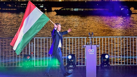 #MUNDO 🌍 Oposição vence na Hungria e põe fim a 16 anos de governo Orbán
Resultado da eleição encerra o ciclo de um dos principais nomes da extrema direita global. 

O partido Tisza, liderado por Péter Magyar, de centro-direita, terá maioria no Parlamento.