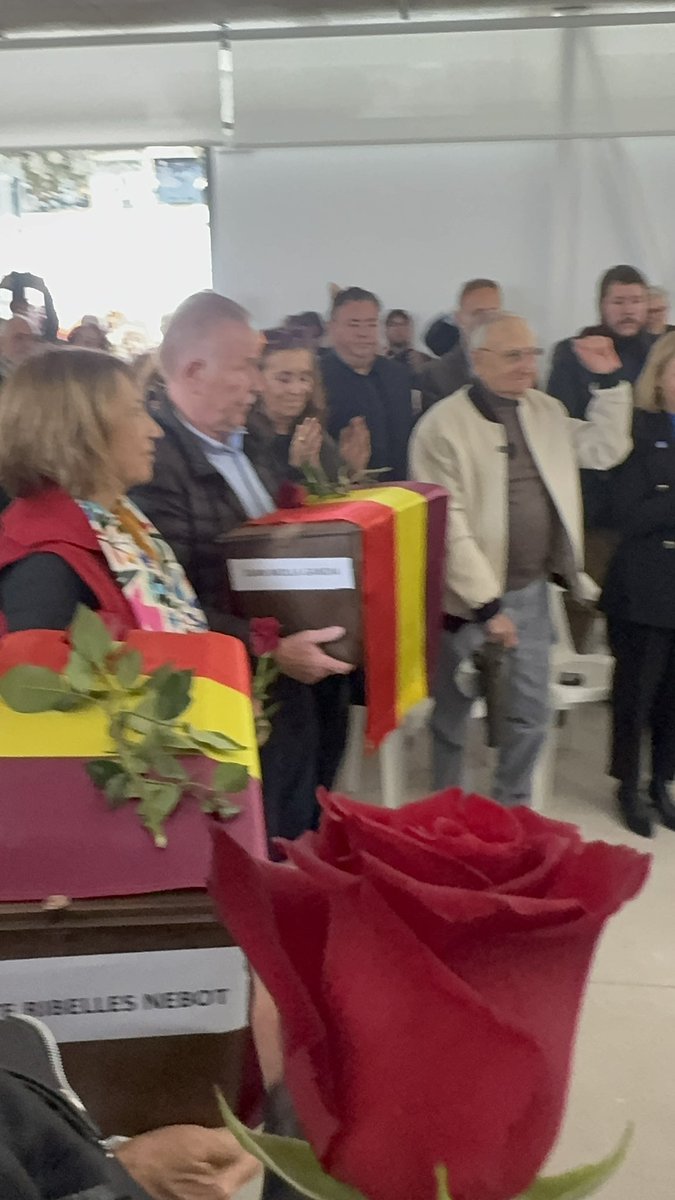 LlorAlapont's tweet photo. Sobren les paraules quan parlen les mirades #paternamemorial https://t.co/n1pTjBScyj