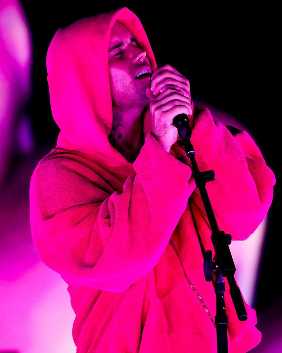 alaskapreads's tweet photo. The Sabrina vs Justin discourse needs to stop. Charli XCX did a similar no‑dancer, high‑visuals set and everyone loved it. Justin has always performed this way. Artists showcase their work differently. Justin’s style fits his music, Sabrina’s fits hers. Both delivered. https://t.co/8B87b13umc