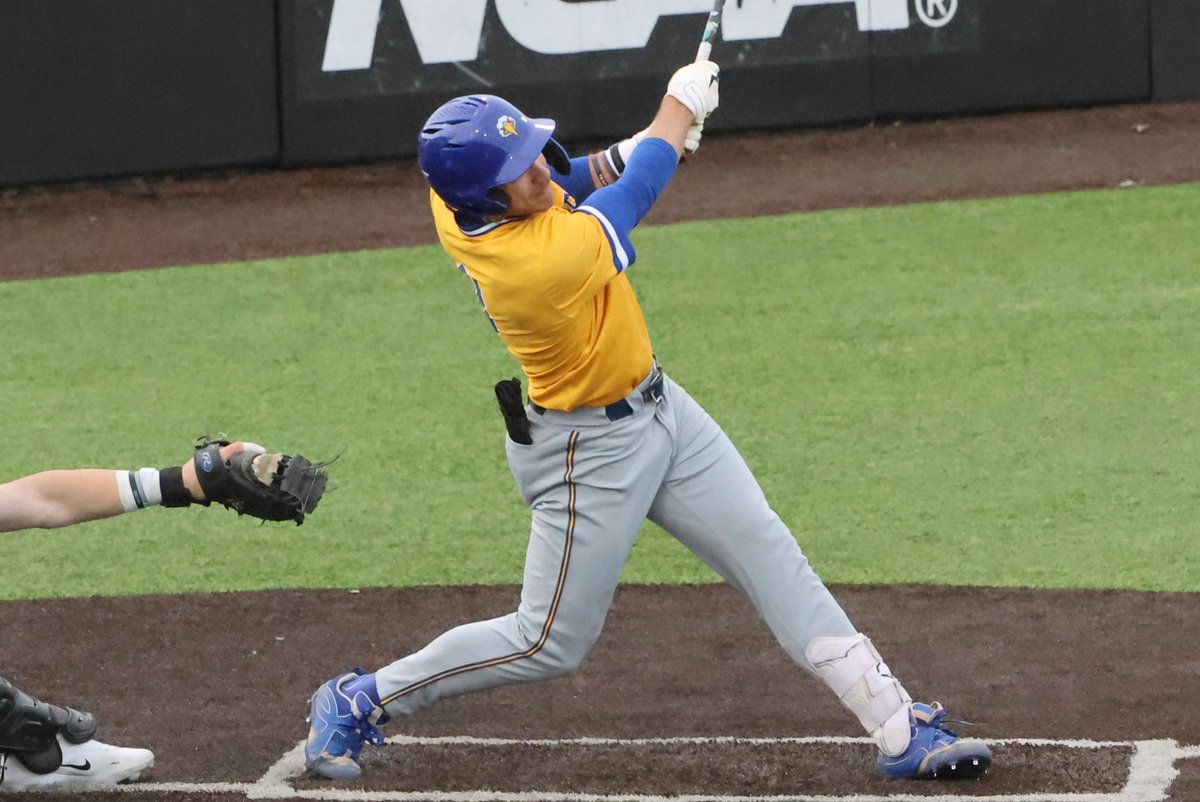 MSUEagles's tweet photo. .@MSUEaglesBsball comes from behind on Jaden Correa's 9th-inning HR to edge SEMO 6-5. Correa 3-4 with 2HR, 4 RBI to lead the MSU attack. Cole Wells and Devin Costa combine for 6+ innings of shutout ball out of the pen for MSU.

Recap: https://t.co/3BnJpzSWOJ

#SoarHigher
#skoeags https://t.co/iEAFDqsgU3