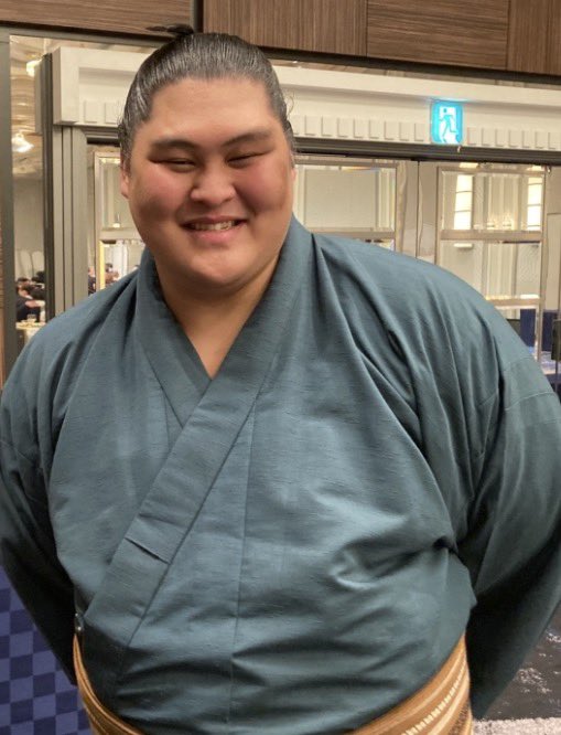 raku_hanaikada's tweet photo. せっかくツーショットを撮ってくださる貴重な機会だったので若雅さんのことが大好きな嫁さんのために数秒間の間に連写しまくってたら
「めちゃくちゃとるじゃないっすかー笑」
とめちゃくちゃ笑い出していた
優しい若雅さん https://t.co/bFttrETcK2