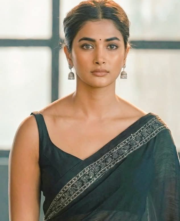 Frd :dai pooja pic pathu sema mooda iruku da shhhh

Me :aama da samaya tha iruka 

Frd :dai mudiyala da nerum avala mari karutha thavidiya paiyan mari tha iruka umbi vidu da shhh

Me :na boy da

Frd :dai namakula thana va da na vena unaku chicken rice vangi thara

Me :sari va shh