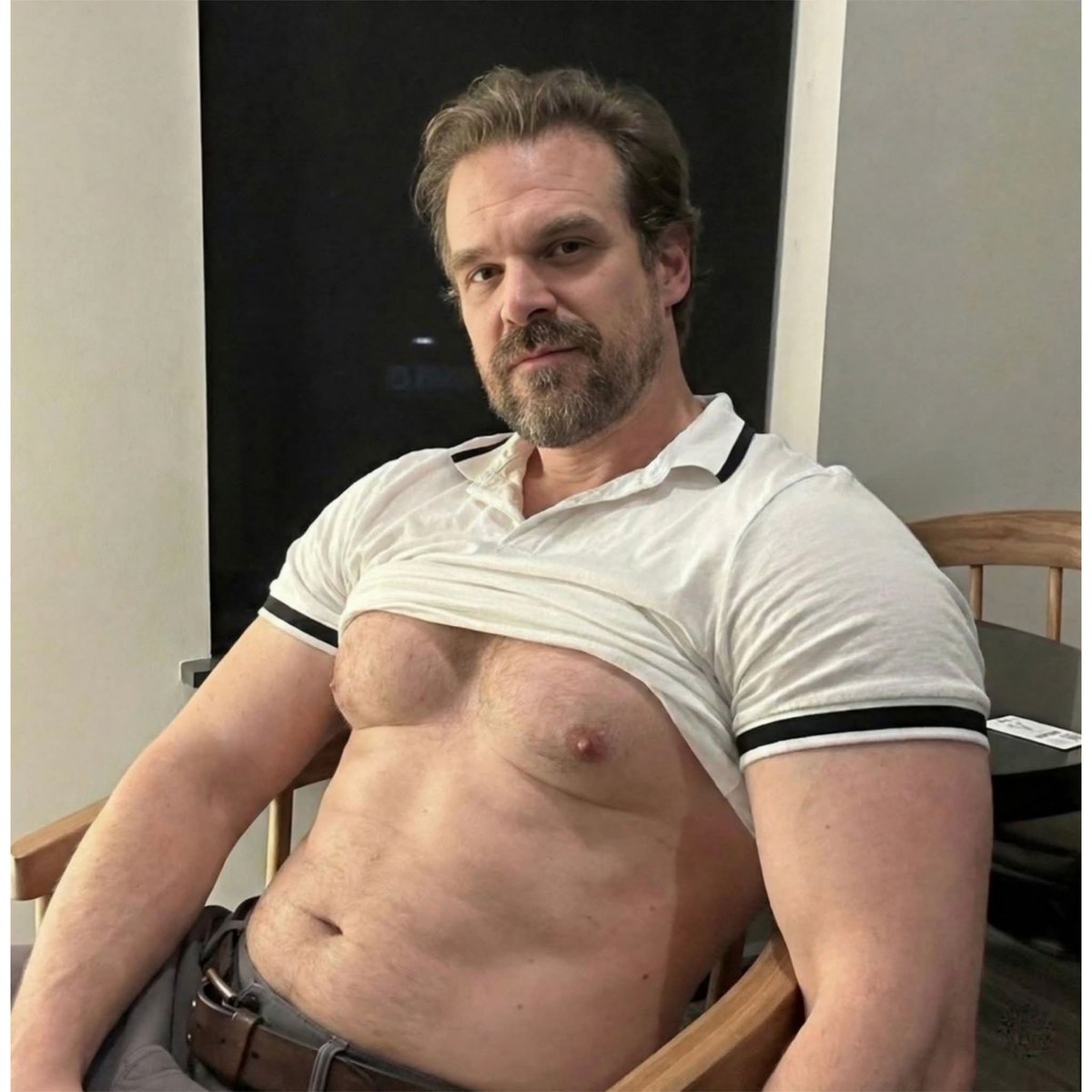 David Harbour no puro sabor de existir