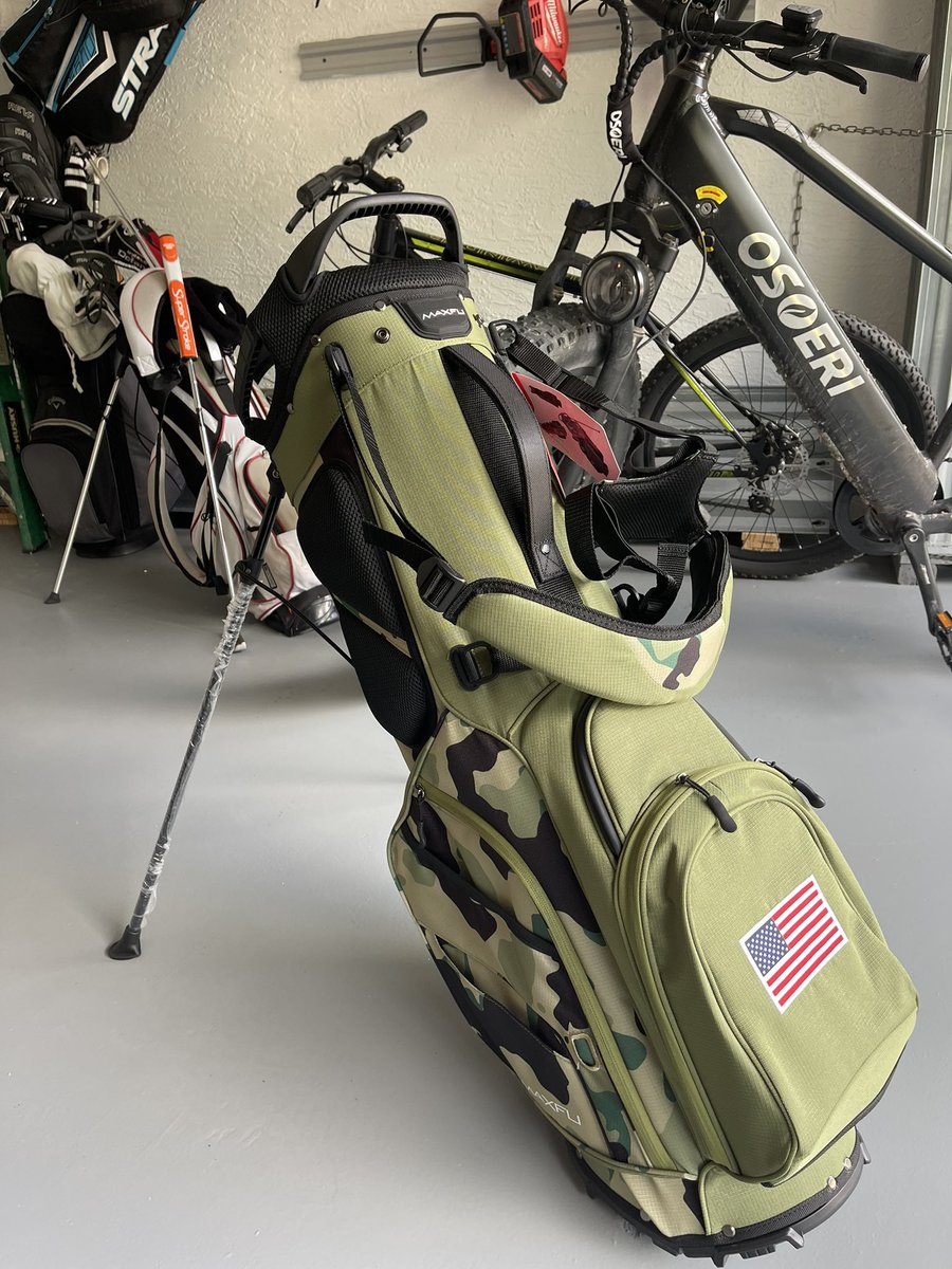 JFFFillion's tweet photo. Nouveau sac pour le chalet de la FL. 

Et un clin d’oeil à Carney 😂😂

🏌🏼‍♂️🏌🏼‍♂️🏌🏼‍♂️ https://t.co/JFXOGLdFQ7