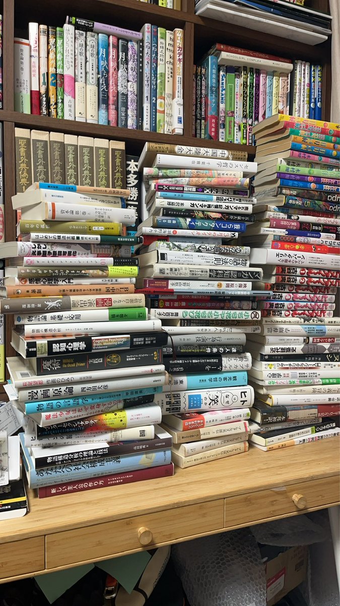 自分の本棚を見ていつも思う。なんて素敵な本ばかりあるのかと。でも読んでない、知らない素敵な本がもっとたくさんあるのが悲しい。

我常常觉得为什么我的书架内有狠多很有趣的书。但是世界有更有很多有趣也很多种类，我觉得世界有其他很多很有趣的书，我没看那本书很难过。