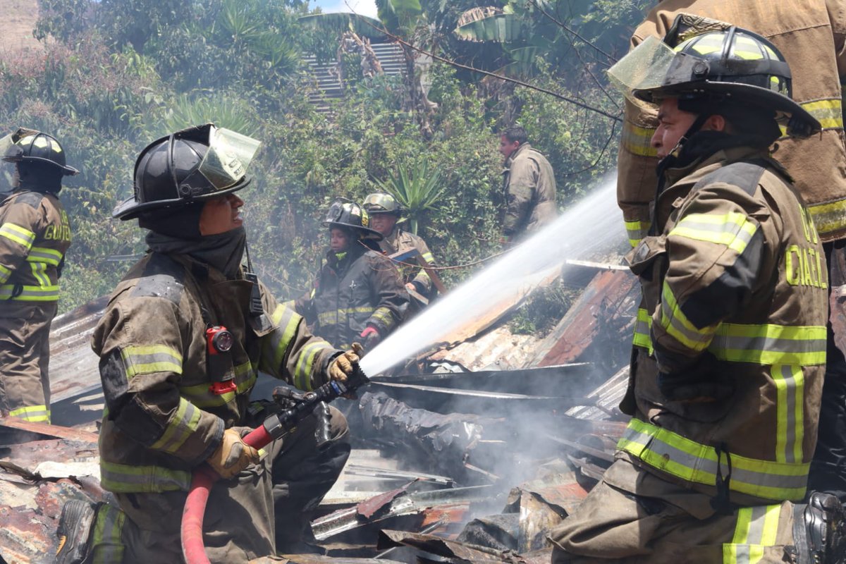 BVoluntariosGT's tweet photo. Incendio se originó en chatarrera en Col. Brisas, San Pedro Ayampuc; Bomberos Voluntarios de 3 compañías atendieron la emergencia.- https://t.co/XebLgxHfkD