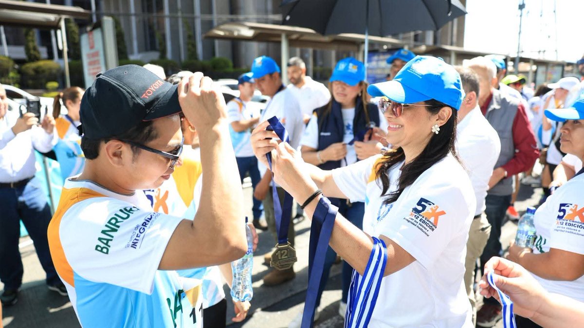OJGuatemala's tweet photo. 5K Guatemala, esfuerzo y entrega total en carrera-caminata del Organismo Judicial
 
Sonrisas, esfuerzo, solidaridad en compañía de familia y amigos fue la mezcla perfecta que permitió el éxito de la 12a. Edición de la carrera-caminata 5K del Organismo Judicial (OJ) por los valores e integridad institucional, efectuada de forma simultánea en tres sedes judiciales: Guatemala, Jutiapa y Chimaltenango.

Fueron cinco kilómetros de entrega, que se tradujeron para algunos competidores en minutos y para otros en poco más de una hora, así como semanas de planeación y compromiso para el Sistema de Integridad Institucional, con el apoyo de Administración, Seguridad Institucional y Secretaría de Comunicación Social y Protocolo.

Niños y niñas, adolescentes, bebés en carruajes, mascotas y familias completas se preparaban para ser parte de este evento que lleva implícito el impulsar y trasladar los valores que forman este Organismo de Estado.

Con ilusión, decenas de participantes, entre empleados judiciales y amigos, se congregaron en la Plaza de los Derechos Humanos, frente al Palacio de Justicia, para registrarse y obtener su kit de participación.

La sede central del evento fue la Ciudad de Guatemala, que contó con la mayor participación. La Magistrada Claudia Lucrecia Paredes Castañeda, Presidente del Organismo Judicial y de la Corte Suprema de Justicia, acompañada de los Magistrados de la Corte Suprema de Justicia Gustavo Adolfo Morales Duarte, Vocal XII y Presidente de Cámara Penal; Flor de María García Villatoro, Vocal II; Clemen Vanessa Juárez Midence, Vocal XI, y Jenny Noemy Alvarado Tení, Vocal XIII, dieron el banderazo de salida a un costado del Palacio de Justicia, para después sumarse al evento hasta concluir el recorrido.

“Tengo la convicción de que los valores e integridad son el cimiento de toda convivencia. Es por ello que cada paso que dimos en la carrera-caminata nos recuerda que el camino hacia una justicia sólida se recorre con esfuerzo, constancia, solidaridad y empatía”, aseguró la Magistrada Presidente.

También participaron Magistrados de la Corte de Apelaciones; jueces; el Secretario General de la Presidencia del Organismo Judicial, Sergio Ayala, y el Secretario de la Corte Suprema de Justicia, Emanuel Molina.
Los competidores que alcanzaron el podio fueron: 

Colaboradores del Organismo Judicial 
Masculino - Femenino
1Guillermo Ac Acbal Blanca Molina
2 Wiston Rodolfo Chang Claudia Cabrera
3 Jorge Toj López  Iris Rodríguez

Invitados del Organismo Judicial
Masculino - Femenino
1Erwin Tiul Amenlia Lic
2 Alexander Morataya Lucía González
3 Andrés Choc Miguelina Maldonado

El evento se realizó gracias al apoyo de patrocinadores así como el papel determinante del Instituto de Magistrados de la Corte de Apelaciones, la Asociación de Jueces y Magistrados y el Sindicato de Trabajadores del Organismo Judicial.

Puedes seguir la carrera y no perderte de ningún momento en este álbum. 🏃🏻‍♀️

👉🏻Link: https://t.co/pUkfamiEh0

#OJ #CSJ #Carrera5K #Guatemala