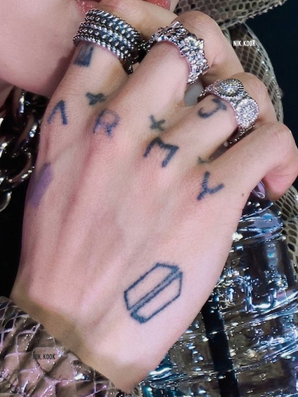 jeongoldenlight's tweet photo. This new picture of Jungkook tattooed hand.. oh my God. https://t.co/w8hKtZDe7Z