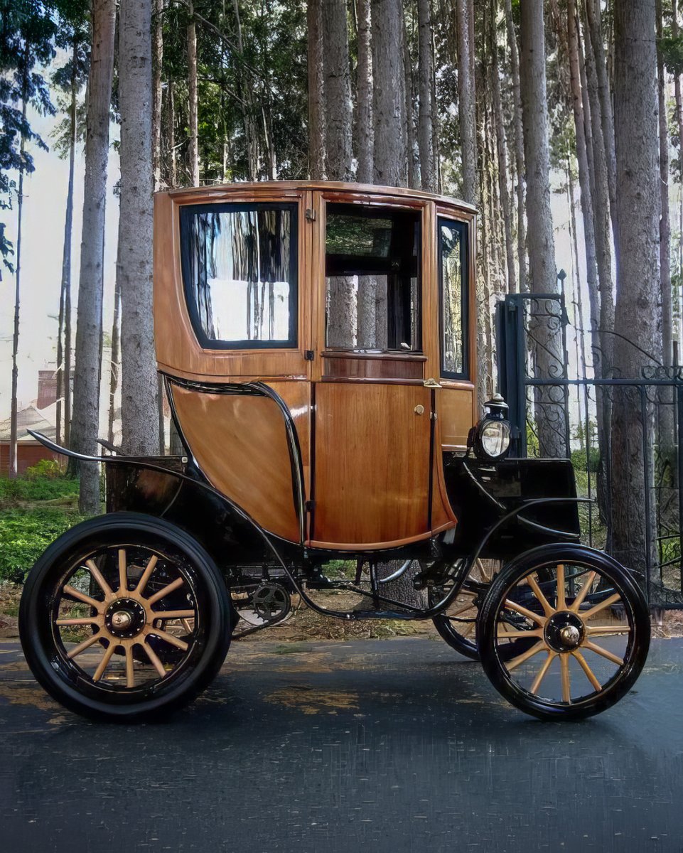 Steampunk_T's tweet image. The 1905 Woods Electric was a silent luxury tank built decades before the modern EV era. For the price of a mansion, Victorian socialites could glide through city streets without the noise, grease, or dangerous hand-cranks of gas engines. It featured a high-tech 40-volt motor and