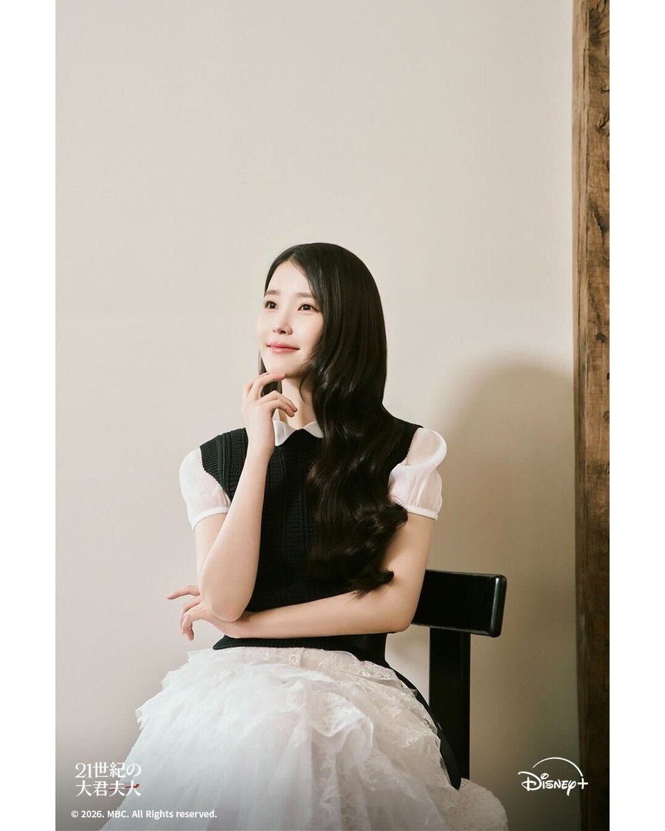 ꧁ 𝙎𝙥𝙚𝙘𝙞𝙖𝙡 𝙥𝙝𝙤𝙩𝙤③ ꧂
韓ドラ『#21世紀の大君夫人』

美貌と知性を兼ね備える
完璧な令嬢 ヒジュ（#IU）👠

気品あふれる姿に憧れたら〈いいね❤️〉

#21世紀の大君夫人ロイヤルフォト で
他の写真もチェック🔍

𝗘𝗽.𝟯は #ディズニープラス スターで
4/17（金）23:20独占配信