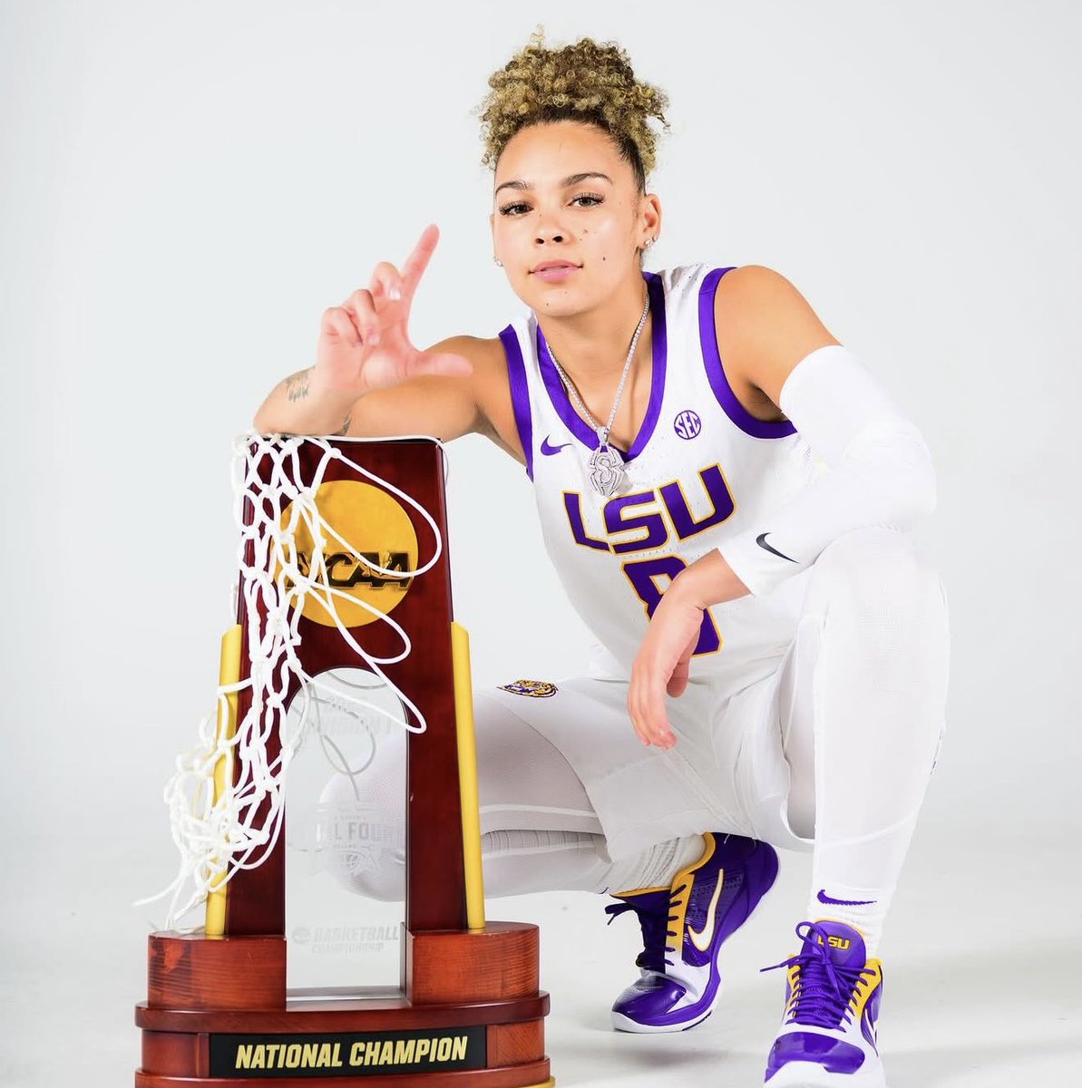 CJFWrites's tweet image. FWIW: There’s another PG that #LSU expressed heavy interest in, but that player and their camp priced themselves at the $1.3M-$1.5M mark and Kim Mulkey quickly pivoted to Jada Williams.
