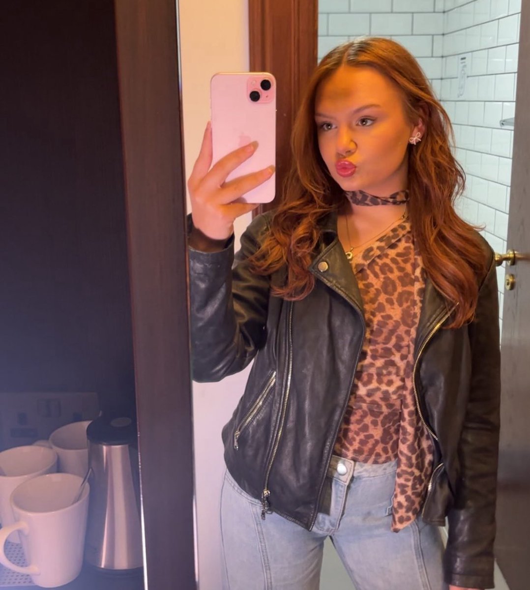 HornyAfei4l's tweet image. Look at Demi’s pretty face and fat ass. This little slut needs some dick inside her, and mine is top of that list. Such a nice body.  Dm me to expose your slut.
#nsfwtwt #wankchat #wankbattle #goon #cuck #expose