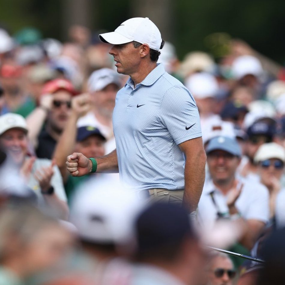 ⛳️Rory McIlroy fue de menos a más en el cuarto día del Masters de Augusta y defiende su chaqueta verde.

El norirlandés arrancó el día empatado en -11 con Cameron Young y lo finaliza con ¡¡-13!! Sacando la diferencia 6 hoyos antes del número 72.

Espectacular performance del N°2!